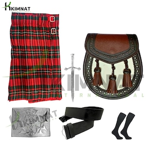 Puede incluir: Un kilt de tartán rojo, verde y negro con un sporran de cuero marrón, un broche de kilt de plata, un cinturón de kilt de cuero negro y calcetines negros.