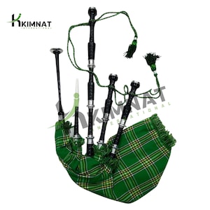 Puede incluir: Una gaita negra y plateada con una bolsa de tartán verde y amarilla. La gaita tiene un chanter negro y plateado y tres drones negros y plateados.