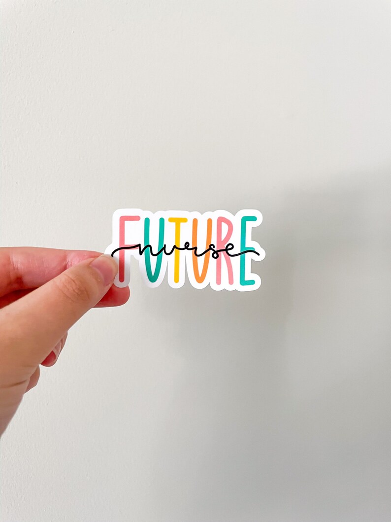 Puede incluir: Una pegatina colorida con el texto "FUTURE nurse" en un esquema de colores arco&iacute;ris. La pegatina est&aacute; sobre un fondo blanco.