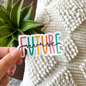 Puede incluir: Una pegatina colorida con la palabra "FUTURE" en colores arco&iacute;ris con la palabra "verse" escrita en cursiva debajo.