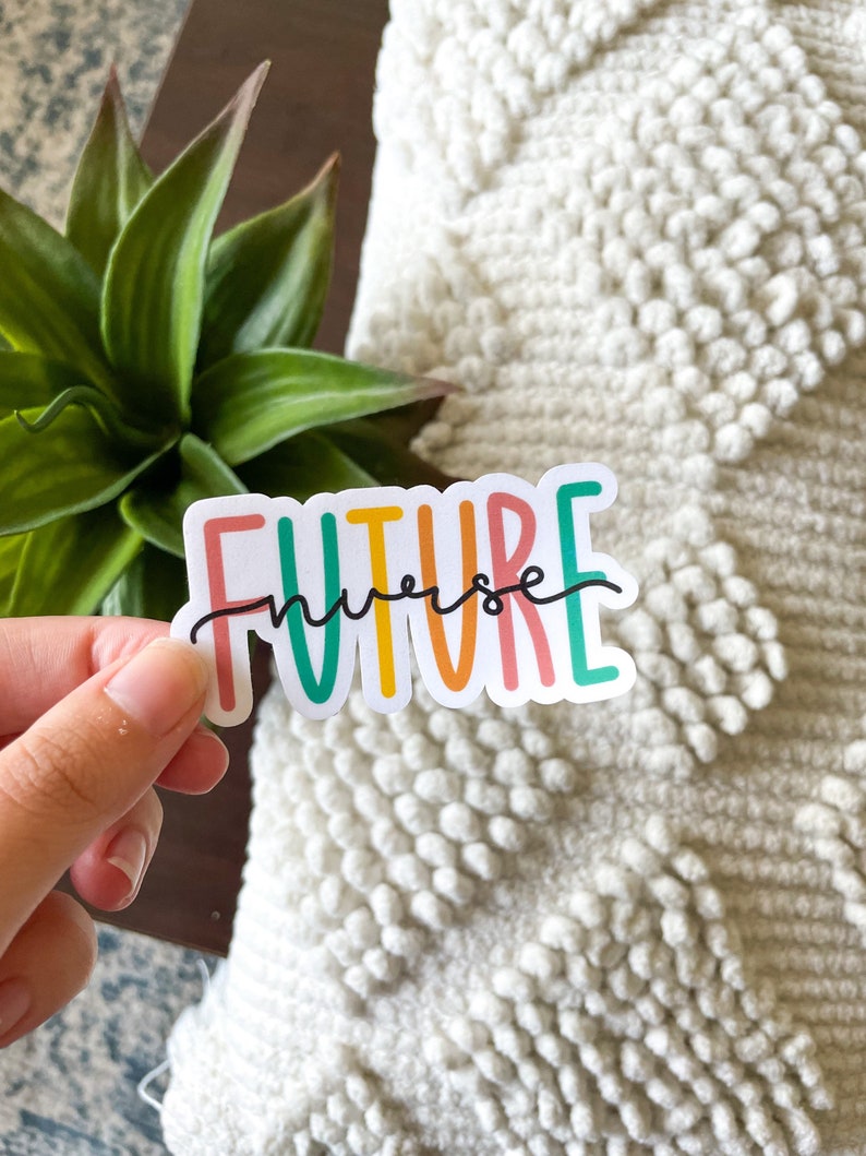 Puede incluir: Una pegatina colorida con la palabra "FUTURE" en colores arco&iacute;ris con la palabra "verse" escrita en cursiva debajo.