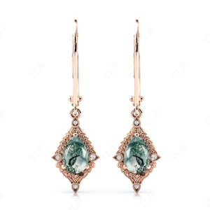 Op de afbeelding: Een paar oorbellen van roségoud met peervormige groene mosagaten en kleine diamant accenten. De oorbellen hebben een delicaat, ingewikkeld ontwerp.