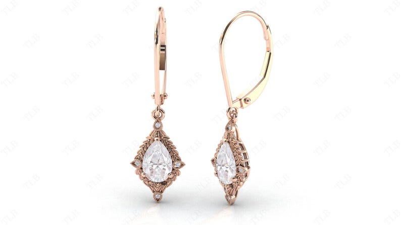 Puede incluir: Un par de pendientes colgantes de oro rosa con piedras preciosas transparentes en forma de pera engastadas en un delicado dise&ntilde;o floral.