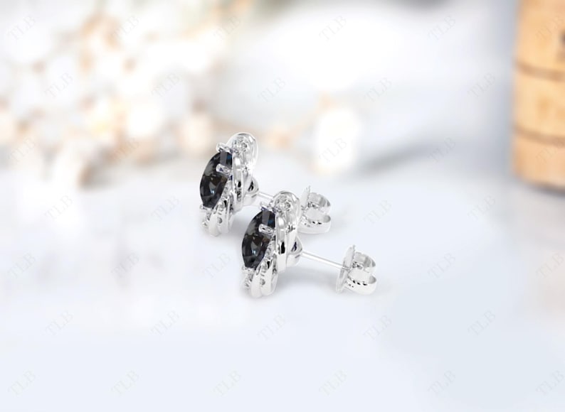 Peut inclure: Une paire de boucles d'oreilles en argent avec une pierre pr&eacute;cieuse noire sertie dans un halo d'argent. Les boucles d'oreilles ont un fermoir &agrave; tige et papillon.