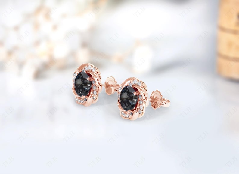 Peut inclure: Une paire de boucles d'oreilles en or rose avec une pierre pr&eacute;cieuse noire entour&eacute;e d'un halo de petites pierres blanches.
