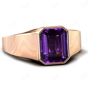 Può includere: Un anello in oro rosa con un grande ametista a taglio smeraldo.