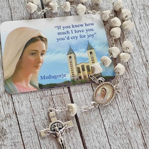 Vredeskroon van Medjugorje, rozenkrans met stenen, katholieke geschenken religieuze sieraden, natuursteen Onze-Lieve-Vrouw Verschijningsheuvel Sint-Benedictuskruis