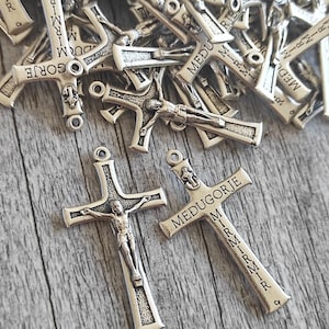 Juego de caja con crucifijo católico y rosario colgante de 1,5 cm de Medjugorje