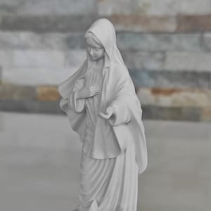 Estatua de Medjugorje, estatua de Nuestra Señora de Medjugorje, estatua de la Virgen María de la Colina de las Apariciones, estatua de la Reina de la Paz 4,8 pulgadas