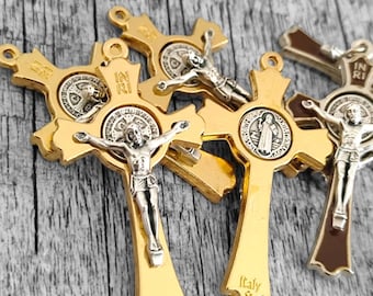 Conjunto de caja con crucifijo y cruz de San Benito, rosario y medallas colgantes