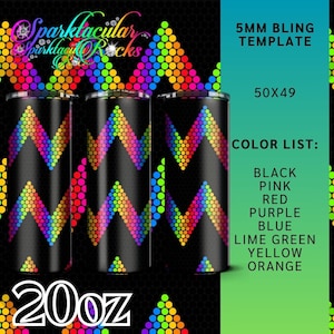 Może przedstawiać: Trzy czarne kubki o pojemności 20 uncji z wzorem chevronu w tęczowych kolorach wykonanym z 5 mm błyskotek. Kubki znajdują się na czarnym tle z napisem "Sparktacular Rocks" i "5MM BLING TEMPLATE" w kolorze białym. Napis "50X49" i "COLOR LIST:" są w kolorze białym na zielonym tle. Lista kolorów obejmuje czarny, różowy, czerwony, fioletowy, niebieski, limonkowy, żółty i pomarańczowy.