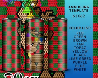 Könnte beinhalten: Drei 20oz-Becher mit einem rot-grünen Karomuster und einem braunen Bären-Design. Die Becher sind mit einer 4-mm-Bling-Vorlage verziert. Die Farbliste umfasst Rot, Grün, Braun, Beige, Topas, Gelb, Schwarz, Limettengrün, Lila, Blau und Weiß.