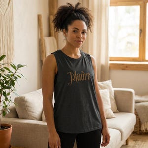 Top cropped com estampa gótica "Madre" | Camiseta espanhola para mães, tipografia para mães