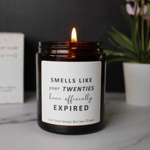 30th birthday gift candle, smells like your twenties have expired present afbeelding 2