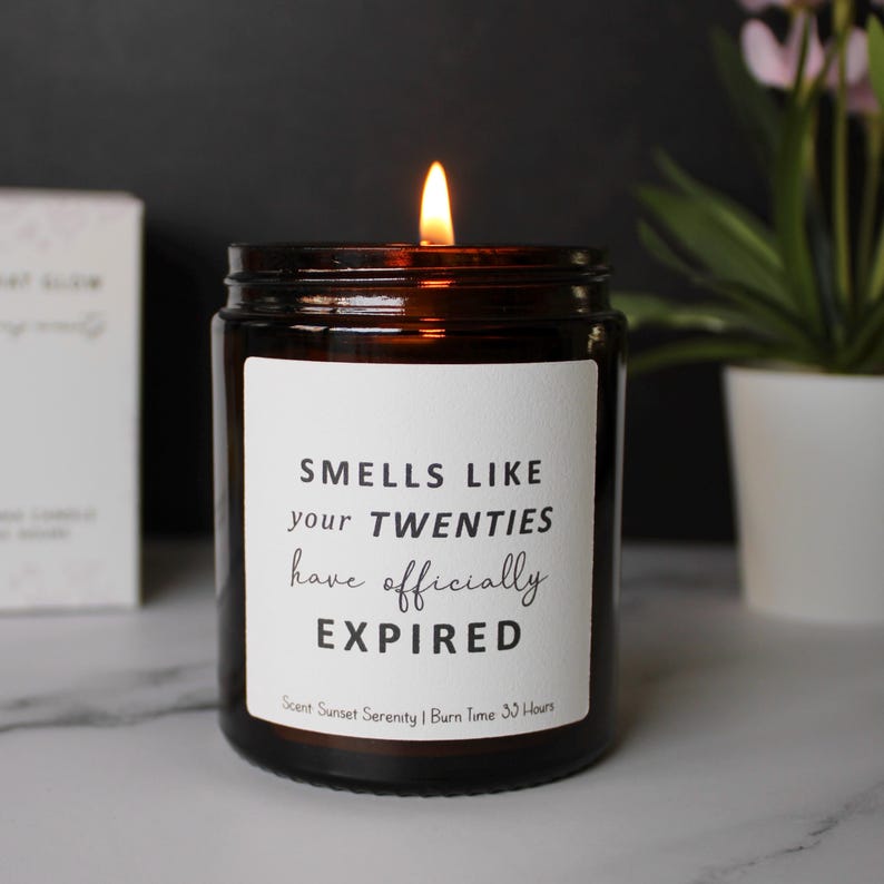 30th birthday gift candle, smells like your twenties have expired present afbeelding 2