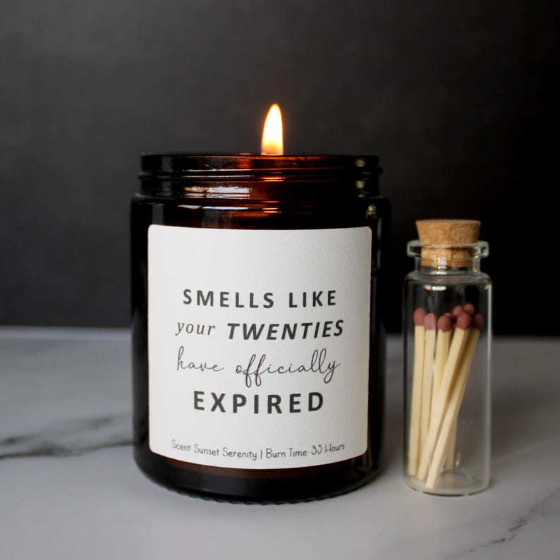 30th birthday gift candle, smells like your twenties have expired present afbeelding 1