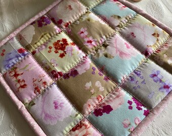 Handmade Patchwork Quilted Cotton Pot Holder with Hanging Loop, Kitchen Accessory, Heatproof Lining, Oven