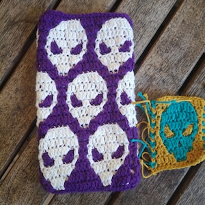 Alien mosaic crochet pattern by Jos Campaner