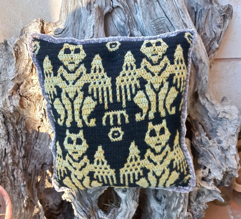 Mosaic crochet pattern gargoile by Jos campaner Artesania Rural