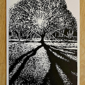 ALBA UNICA sopra l'albero a forma di cuore, Linoleografia originale da parete - Stampa artistica personalizzata fatta a mano con paesaggio - Arte ispirata alla natura
