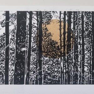 ALBA PANORAMICA Attraverso la foresta Scena Paesaggio Arte murale – Regalo per gli amanti della natura – Stampa artistica in linoleum di grandi dimensioni in bianco e nero stampata a mano