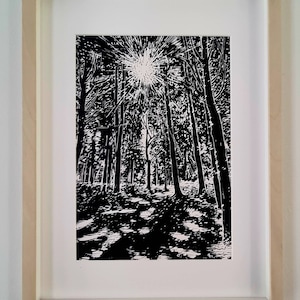 UNIKAT SUNBURST LINOCUT Wanddruck - Handgefertigte Schwarz-Weiß A4 Wald Kunst - Sonnenlicht durch Bäume - Original Wald Natur Liebhaber Geschenk