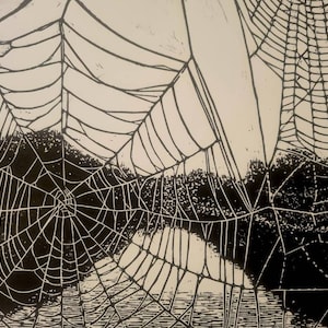UNIKAT Spinnen von MERSEY Linoldruck Wandkunst mit originaler Fluss Szene - Hand begehrte Schwarz & Weiss Web Kunst - Geschenk für Naturliebhaber in A4 Format