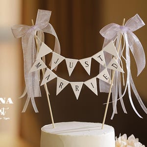 Baner na tort weselny Just Married, rustykalny topper na tort weselny, spersonalizowany chorągiewka na tort, spersonalizowany topper na tort weselny, girlanda na tort, topper na tort