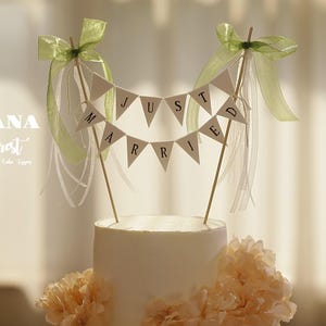 Baner na tort weselny Just Married, rustykalny topper na tort weselny, spersonalizowany chorągiewka na tort, spersonalizowany topper na tort weselny, girlanda na tort, topper na tort