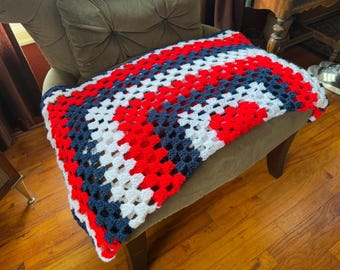 Handgemachte Grandma Square Häkeldecke in den Farben der amerikanischen Flagge - Rot, Weiß und Blau - patriotisch