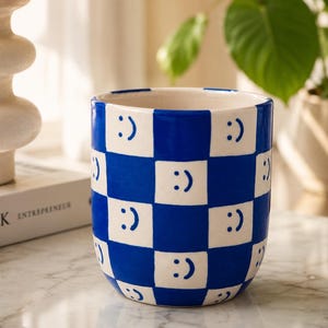 Handgjord blå schackrutig keramikmugg | Smiley Face stengodsmugg | Hjulkastad kaffemugg i lergods | Modern keramik tekopp