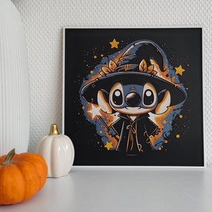 Peut inclure: Un personnage de dessin animé noir et bleu portant un chapeau de sorcière et tenant une baguette magique. Le personnage est entouré d'étoiles et d'un fond ressemblant à une galaxie.