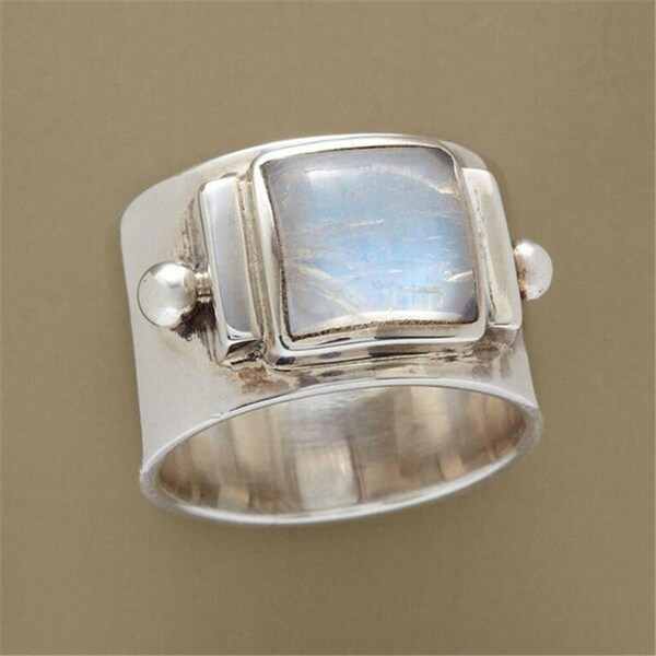 Cooler Vintage Mondstein Ring in  Silber Plated