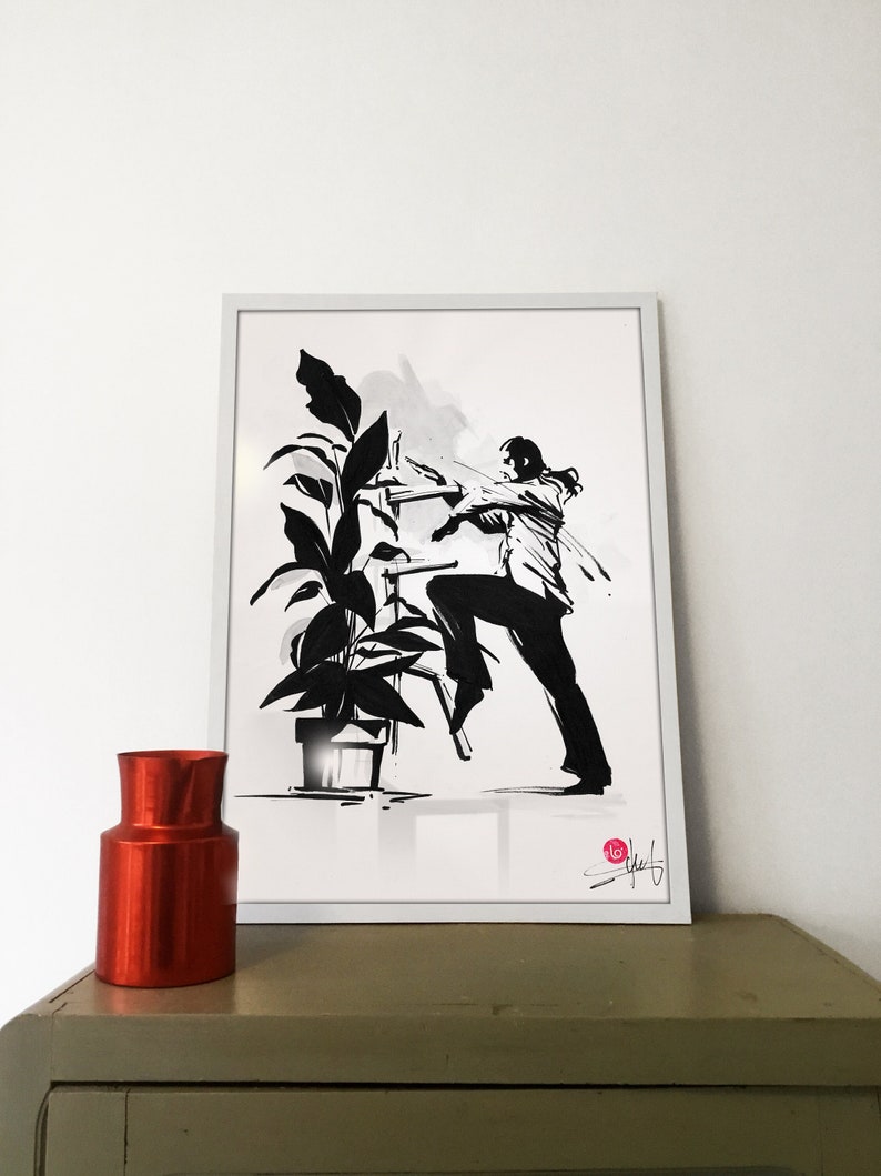 Peut inclure: Illustration en noir et blanc d'une personne pratiquant les arts martiaux devant une plante en pot. L'illustration est encadrée et porte une signature en bas à droite.