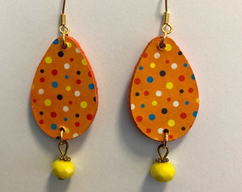 Verspielte Orange Gepunktete Papier Ohrringe mit Gelber Perle - nachhaltige Ohrringe - hergestellt aus recyceltem Papier. Tropfen Ohrringe mit Flecken.