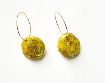 Gelbe und gold glitzernde Papiermaché-Creolen aus recyceltem Papier