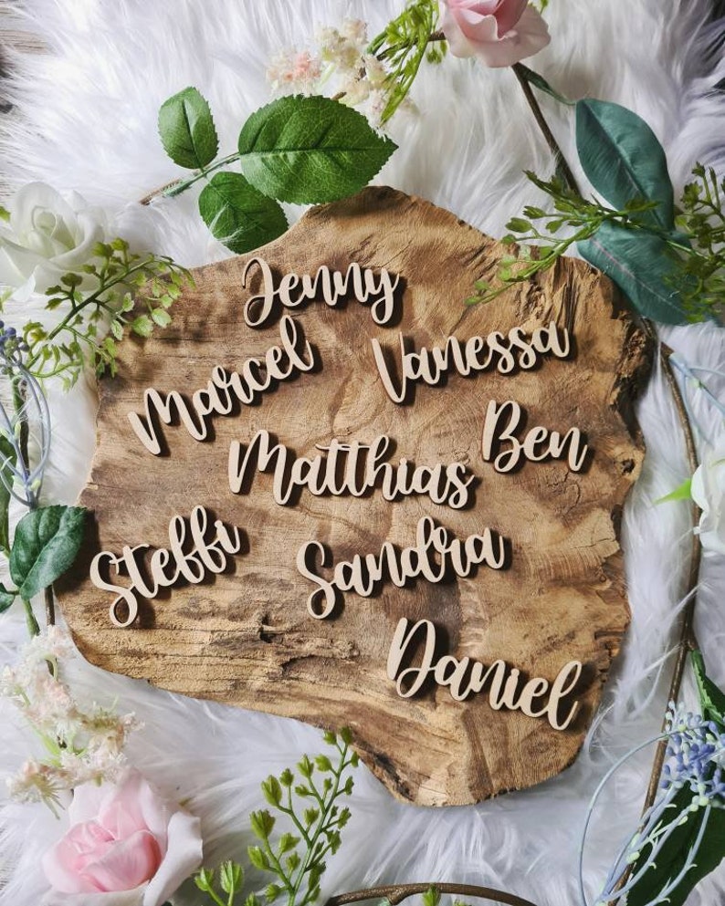 Platzkärtchen Schriftzug Holz Hochzeit Taufe Geburtstag Weihnachten Feste l Personalisierte Tischdekoration Bild 1