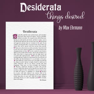 Puede incluir: Una impresión rectangular blanca que presenta el texto del poema Desiderata de Max Ehrmann en tinta negra. El poema comienza con una letra G decorativa e incluye pequeños iconos de flores rosas en el texto. El título está en negrita.