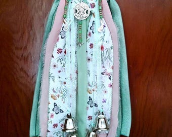 Ostara Witch Bells – Spring Equinox Door Wreath – Pastel Ribbon Blessing – Triple Moon Charm – Pagan Home Decor – 4” Grapevine Wreath
