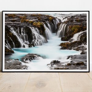 Brúarfoss, foto di cascata islandese, stampa islandese, arte murale nordica, fotografia di Bruarfoss, arredamento paesaggistico per la casa, piscina di acqua blu naturale