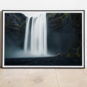 Stampa Skogafoss - Cascata islandese, foto islandese, paesaggio nordico, arredamento per ufficio, arte murale originale, con cornice, senza cornice o su tela