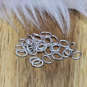 30 offene ovale Biegeringe - versilbert 5,4 x 4 x 0,7 mm