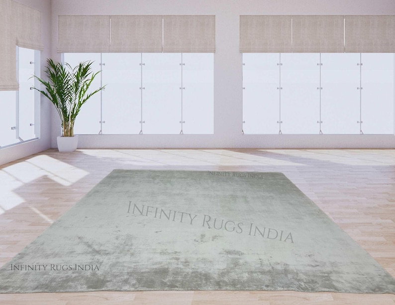 Puede incluir: Una alfombra gris claro con un sutil patr&oacute;n desgastado. La alfombra tiene un aspecto suave y descolorido, perfecto para agregar un toque de elegancia a cualquier habitaci&oacute;n. La alfombra est&aacute; hecha de materiales de alta calidad y es lo suficientemente duradera para el uso diario.  INFINITY RUGS INDIA est&aacute; impreso en la alfombra.