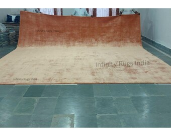 Tapete artesanal marrom em seda artificial, tecido em tear, macio e sedoso.