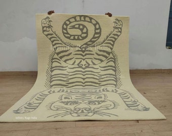 "Handgefertigter ""Tigerteppich"" mit getuftetem Tierdesign."
