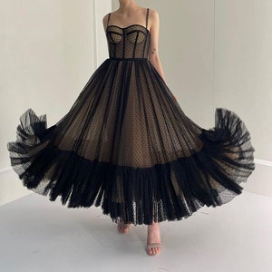 Vestido midi de tul punteado negro con forro beige, vestido de fiesta de corsé, vestido de graduación, vestido de regreso a casa negro, vestido de sesión de fotos de compromiso