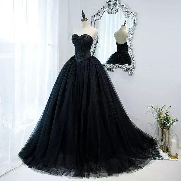 Zwarte bruidsbaljurk met satijnen lijfje, pluizige tule rok met lange sleep, strapless, elegante trouwjurk, gezwollen jurk met lange sleep