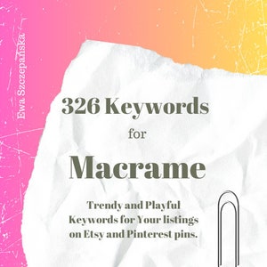 Może przedstawiać: Zgnieciony biały papier z tekstem "326 Keywords for Macrame" w szarym kolorze. Pod tekstem znajduje się zdanie "Trendowe i zabawne słowa kluczowe dla Twoich ofert na Etsy i Pinterest."