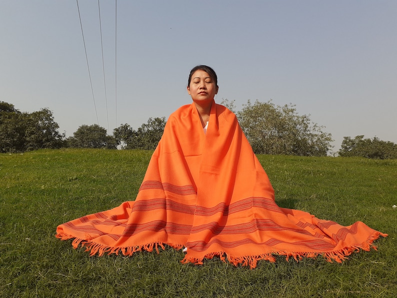 Handwoven Orange Pure Himalayan Sheep Wool Meditation Shawl,Himalayan Prayer Blanket,Kullu Shawl,Ethnic Indian Shawl,Wool Prayer Wrap Bild 2