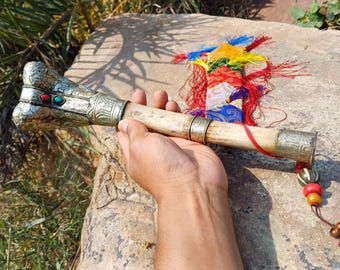 Trompeta ritual tibetana Kangling de hueso doble Mahakala tallada a mano con incrustaciones de plata, trompeta tántrica tradicional usada, herramienta de chamanismo budista